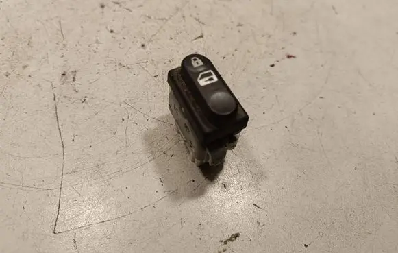 Nissan Qashqai Central locking switch button 21000A