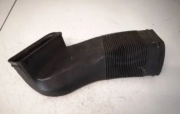 Volkswagen PASSAT B5 Air intake hose/pipe 8D0129617E
