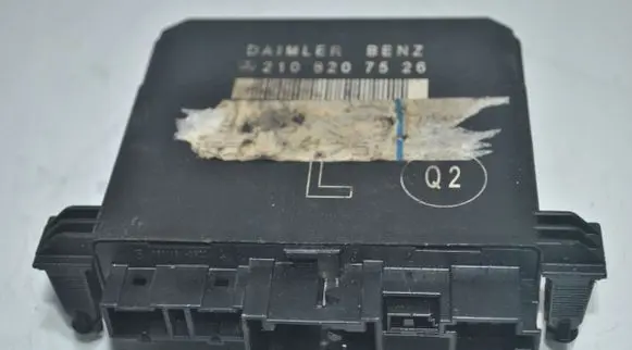 Mercedes-Benz E W210 Door control unit/module 2108207526