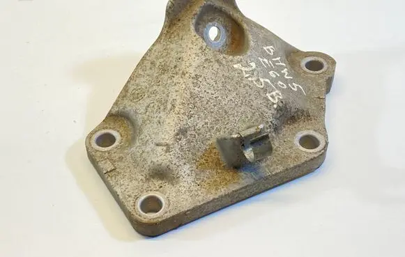 BMW 5 E60 E61 Engine mounting bracket 6768521