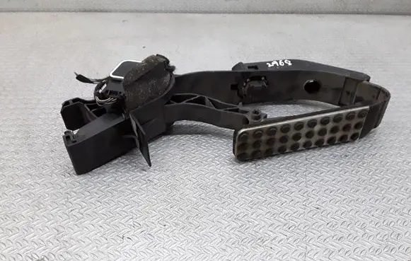 Mercedes-Benz C W203 Accelerator throttle pedal A2033000204