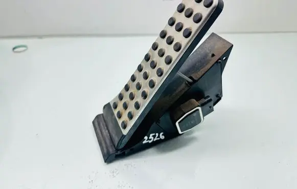 Accelerator throttle pedal