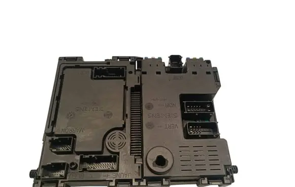 Peugeot 206 Fuse module 9626460880 E11019639