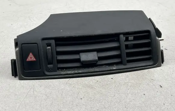 Toyota Verso Dash center air vent grill 556700F030