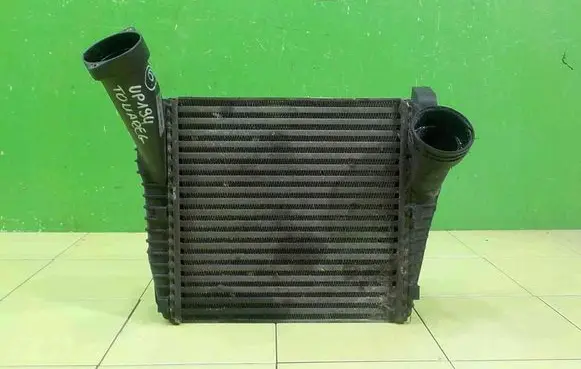 Volkswagen Touareg I Intercooler radiator UP194