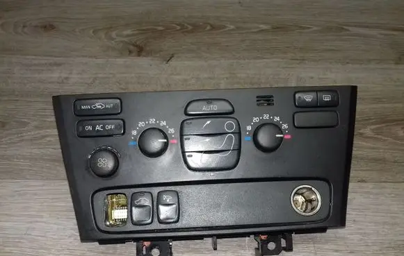Volvo V70 Climate control unit 8691876