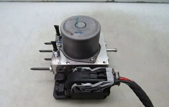 Nissan Leaf II (ZE1) ABS Pump 476605SH5C