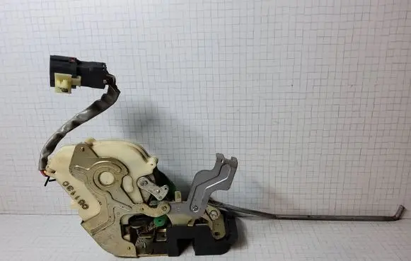 KIA Sorento Front door lock 051130