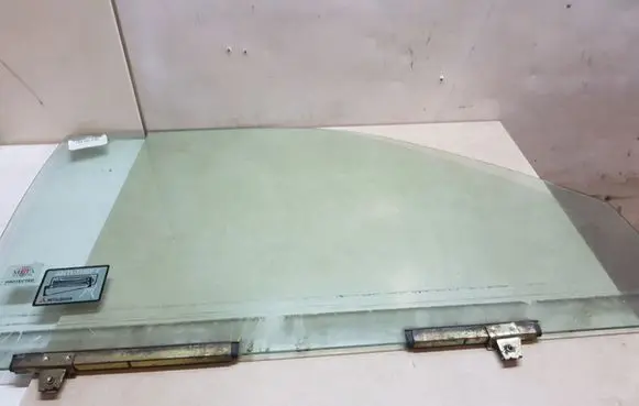 Mitsubishi Pajero Sport I Front door window glass four-door