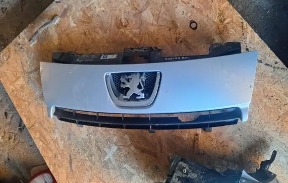 Peugeot Expert Front bumper upper radiator grill 1497644077