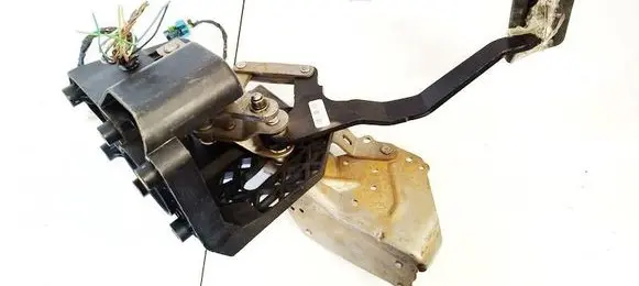 Volkswagen Routan Brake pedal P04721199AI