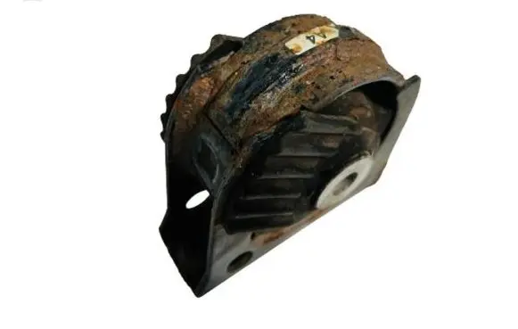 Engine mount vacuum valve