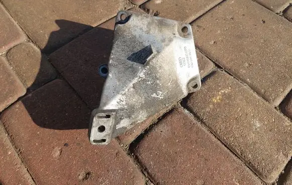 Audi A6 S6 C5 4B Engine mounting bracket 4B0199307C