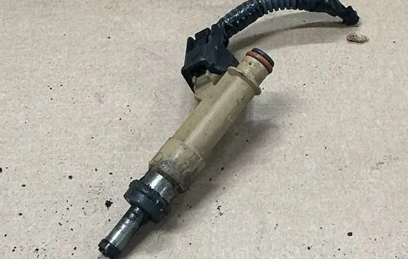 Toyota Prius (XW30) Fuel injector 2325037010