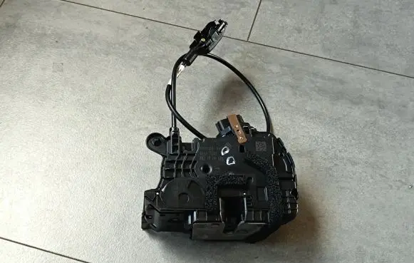 Renault Trafic III (X82) Front door lock 805024134R 40647241