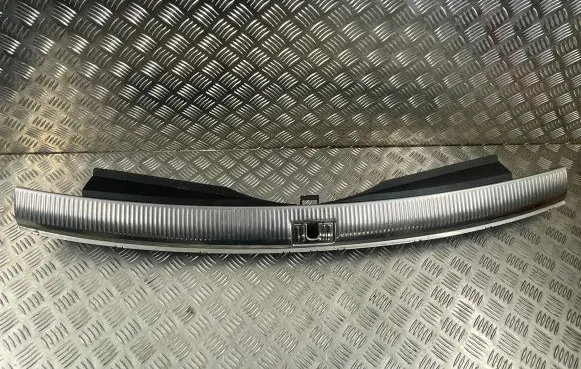 Trunk/boot sill cover protection