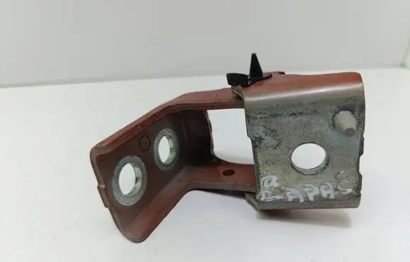 Peugeot 2008 I Front door lower hinge 