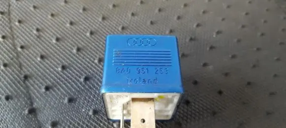 Volkswagen PASSAT B5.5 Other relay 8A0951253 899587