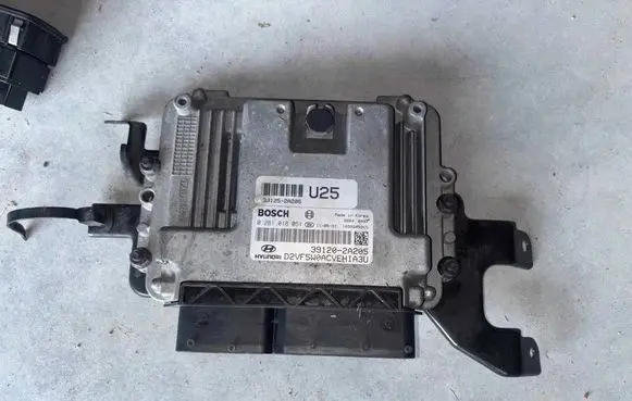 Hyundai i40 Engine control unit/module 0281018051