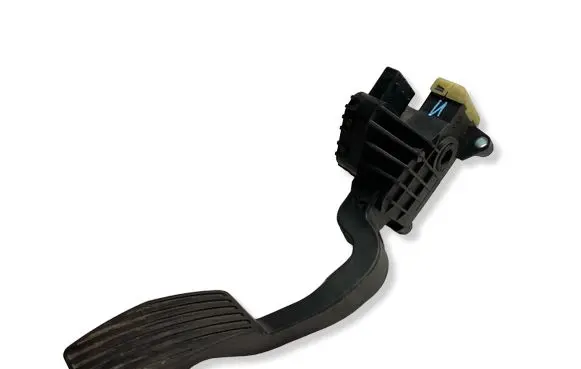 Opel Corsa D Accelerator throttle pedal 13305804