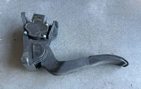 Mercedes-Benz Sprinter W906 Accelerator throttle pedal 0281002335 A9013000404