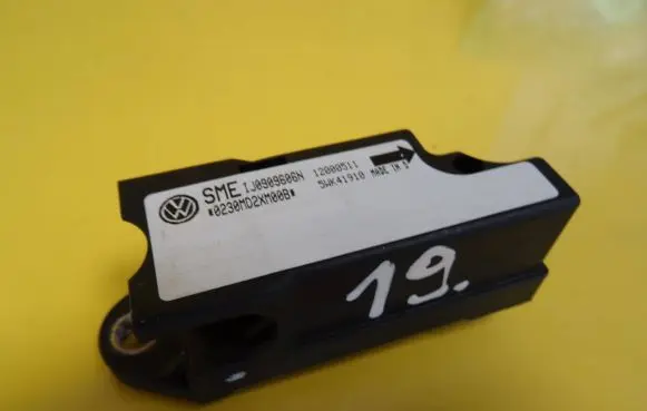 Volkswagen PASSAT B5 Airbag deployment crash/impact sensor 5WK41910 1J0909606N