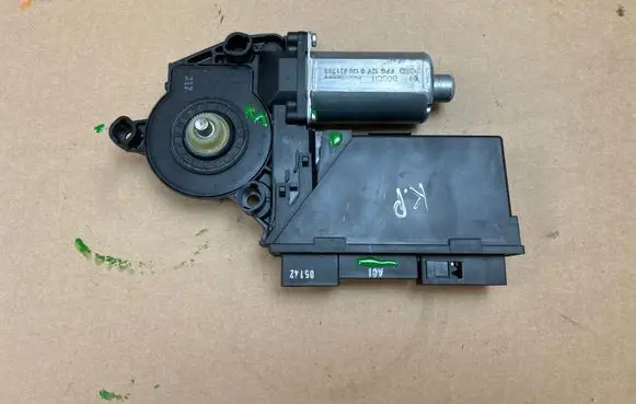 Audi A4 S4 B7 8E 8H Front door window regulator motor 8E1959801G