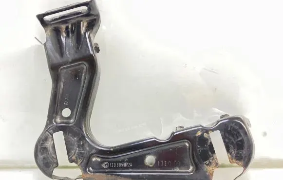 Skoda Octavia Mk2 (1Z) Headlight/headlamp mounting bracket 1Z0805072A