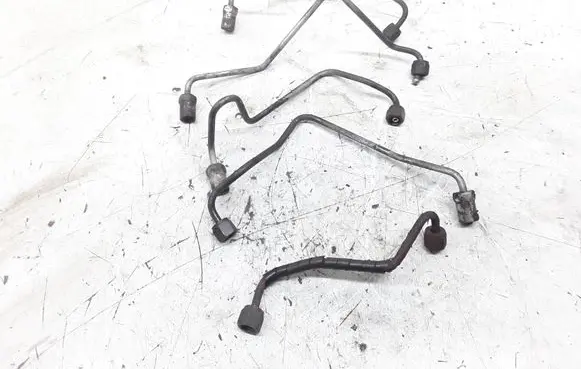 Toyota Avensis T250 Fuel injector supply line/pipe 
