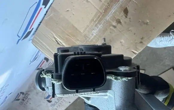Chrysler Pacifica Front wiper linkage 