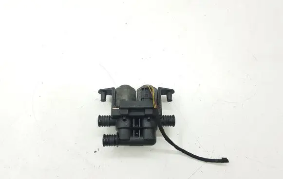 BMW 5 E39 Coolant heater control valve 8374995 1147412137
