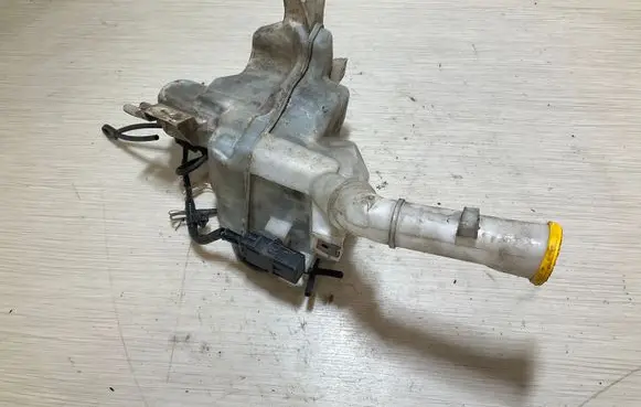 Windshield washer fluid reservoir/tank