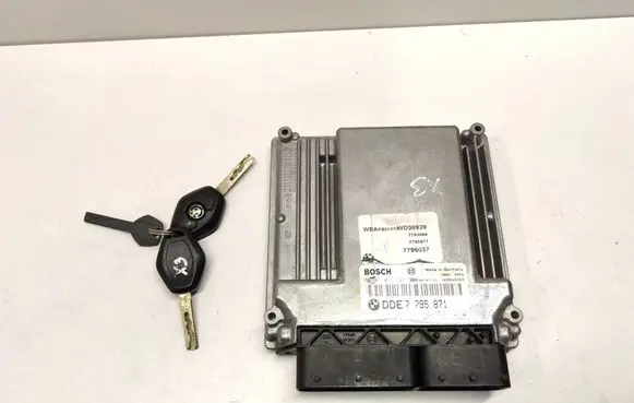 BMW X3 E83 Engine control unit/module 0281011121 7795871