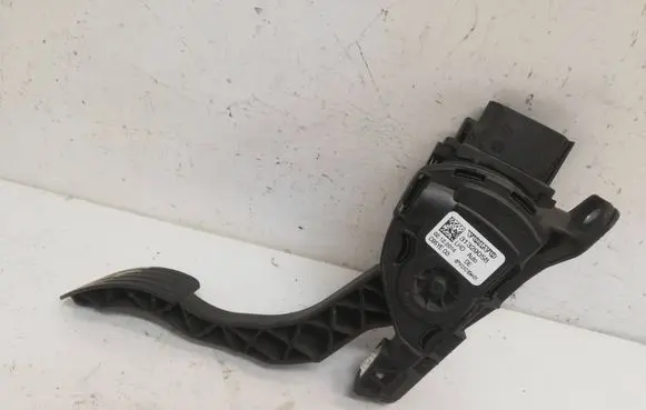 Volvo XC70 Accelerator throttle pedal 31329058 C95YE03 6PV01083401
