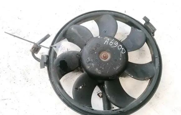 Radiator cooling fan shroud