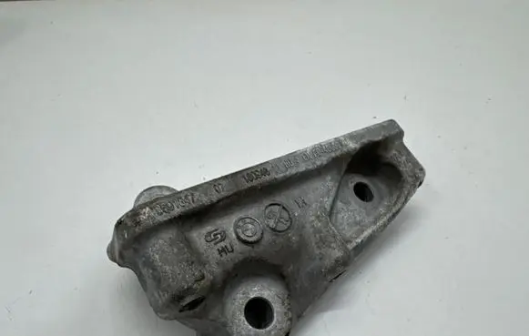 Engine mounting bracket
