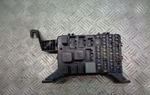 Ford Mondeo Mk III Fuse box cover 1S7T14A073
