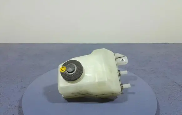 Toyota Prius (NHW20) Brake fluid reservoir 132311-40120