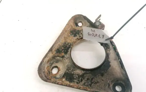 Nissan Primera Engine mounting bracket