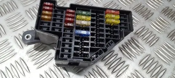 Volkswagen Golf V Fuse box set 06120702706