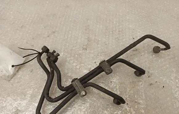 BMW 7 E38 Fuel injector supply line/pipe 