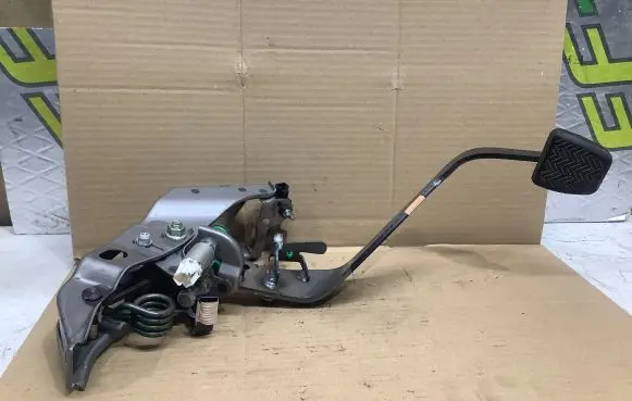 Toyota RAV 4 (XA40) Clutch pedal 