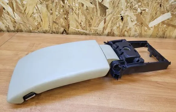 Volvo XC70 Armrest
