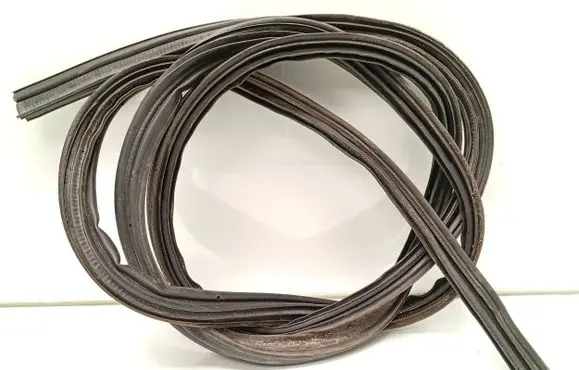 Suzuki Grand Vitara II Trunk rubber seal (body) 