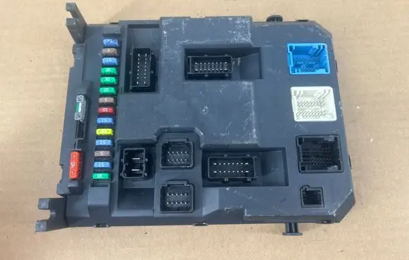 Peugeot 207 Fuse module 9666952280 201110 PRT0678001