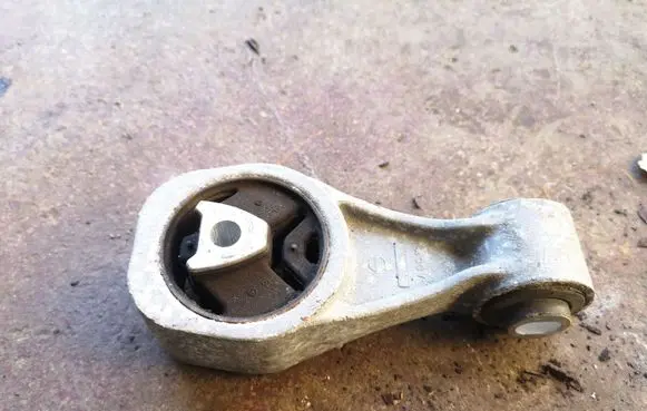 Nissan Juke I F15 Engine mount bracket