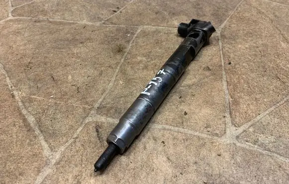Mercedes-Benz E W212 Fuel injector A6510702887