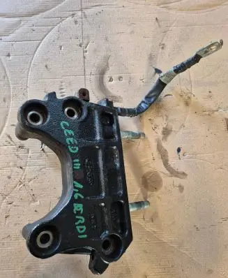 KIA Ceed Engine mounting bracket