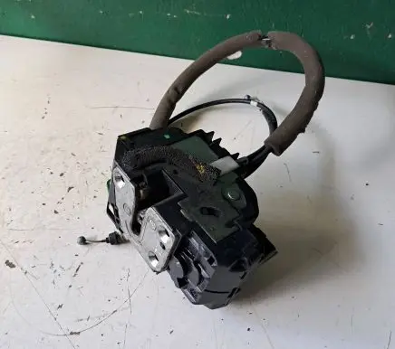 Nissan Pathfinder R51 Front door lock
