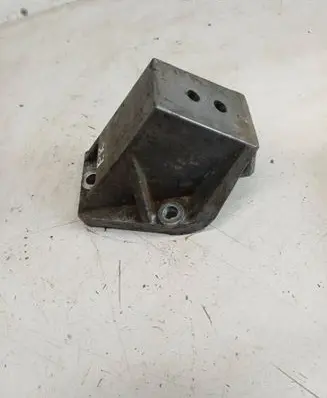 Engine mounting bracket